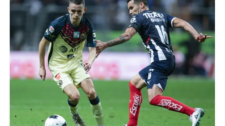 Álvaro Fidalgo en duelo con Celso Ortiz.