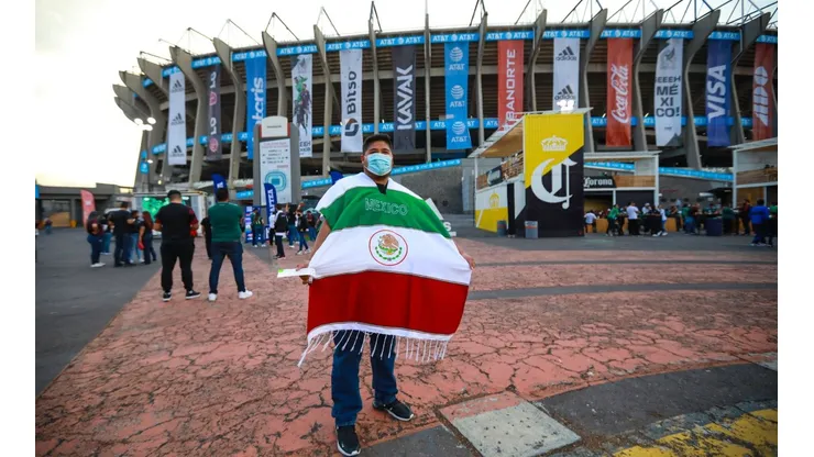 Aficionado en las inmediaciones del estadio Azteca.