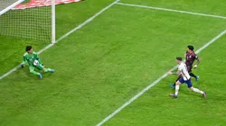 El remate de Christian Pulisic detenido por Guillermo Ochoa.