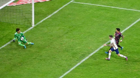 El remate de Christian Pulisic detenido por Guillermo Ochoa.