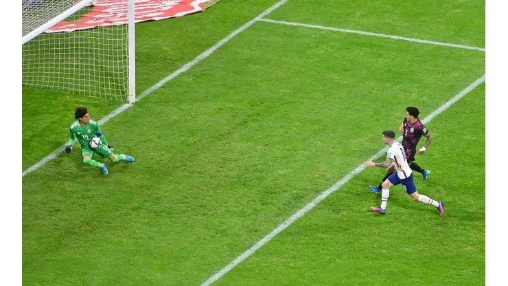 El remate de Christian Pulisic detenido por Guillermo Ochoa.