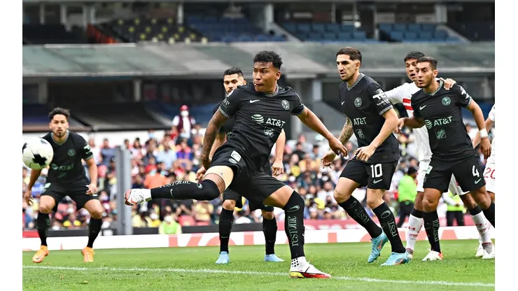 Análisis arbitra: Brizio se olvidó del gol en offside de Roger