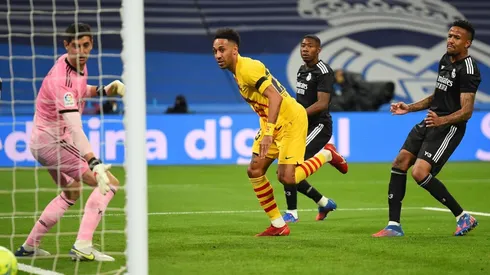 Pierre Emerick Aubameyang marcó el primer gol en el 4-0 del Barcelona al Real Madrid.