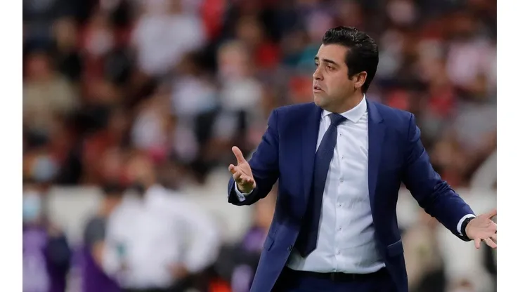 Detalles que cuestan partidos: Por fin llegó la autocrítica de Michel Leaño en Chivas
