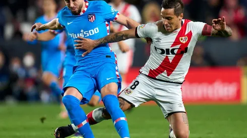 Héctor Herrera en duelo con Oscar Trejo del Rayo Vallecano.