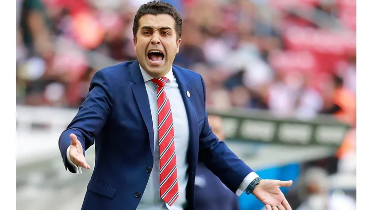 Leaños duda con el centrodelantero de Chivas.