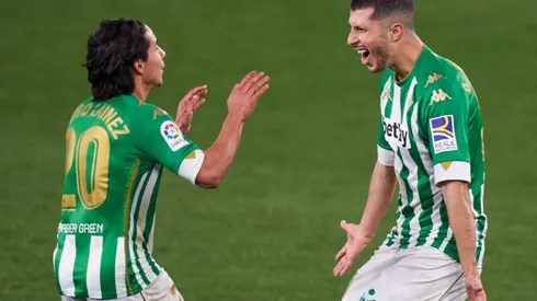 Guido Rodríguez defendió a Lainez en la Europa League.