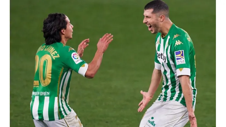 Guido Rodríguez defendió a Lainez en la Europa League.