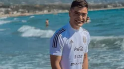 Luca Martínez Dupuy con una camiseta de la selección mexicana.