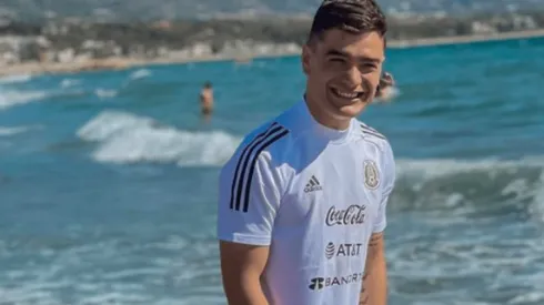 Luca Martínez Dupuy con una camiseta de la selección mexicana.