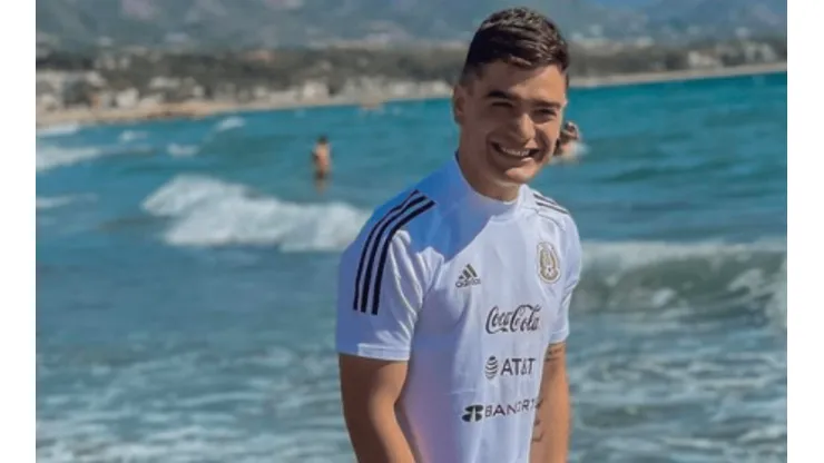 Luca Martínez Dupuy con una camiseta de la selección mexicana.