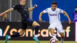 Carlos Rodríguez ante la presión de un jugador del Montreal.