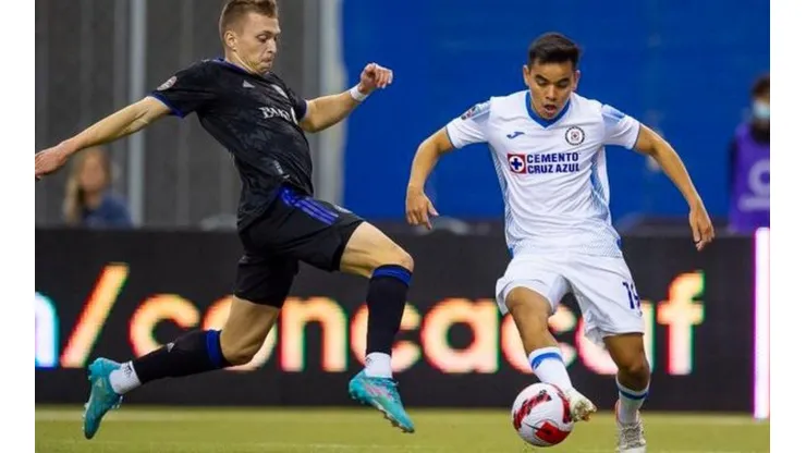 Carlos Rodríguez ante la presión de un jugador del Montreal.