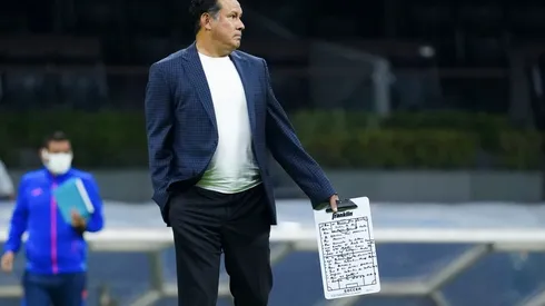 Juan Reynoso tiene a Cruz Azul en la pelea en dos frentes.