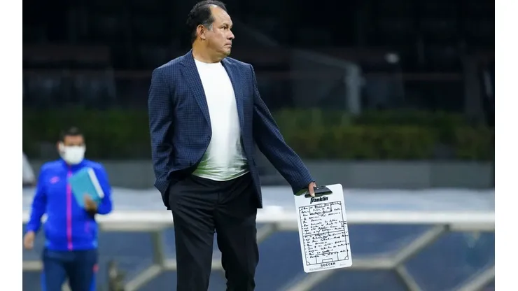 Juan Reynoso tiene a Cruz Azul en la pelea en dos frentes.