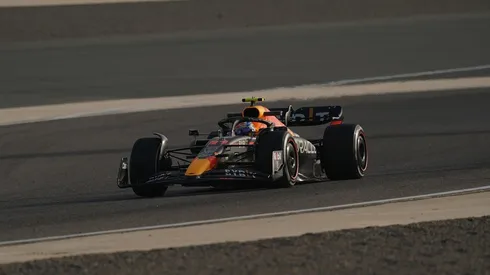 "Checo" Pérez girando en el desierto de Bahrein, donde comenzará la Fórmula 1 (Foto: Getty Images).