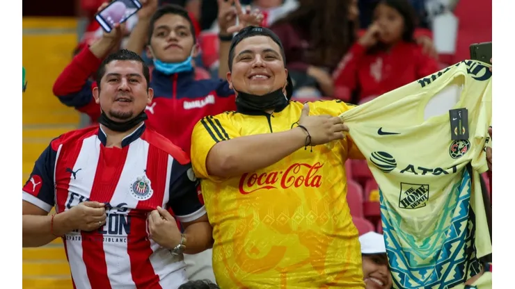 Aficionados de América y Guadalajara en armonía en el estadio Akron.