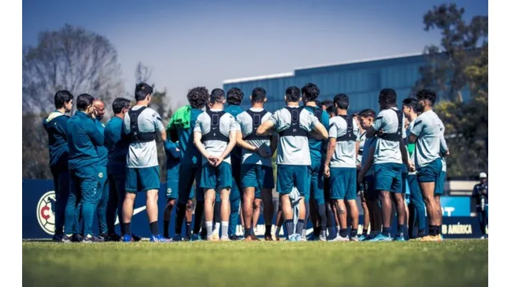 Las Águilas en entrenamiento con el director técnico interino Fernando Ortiz.