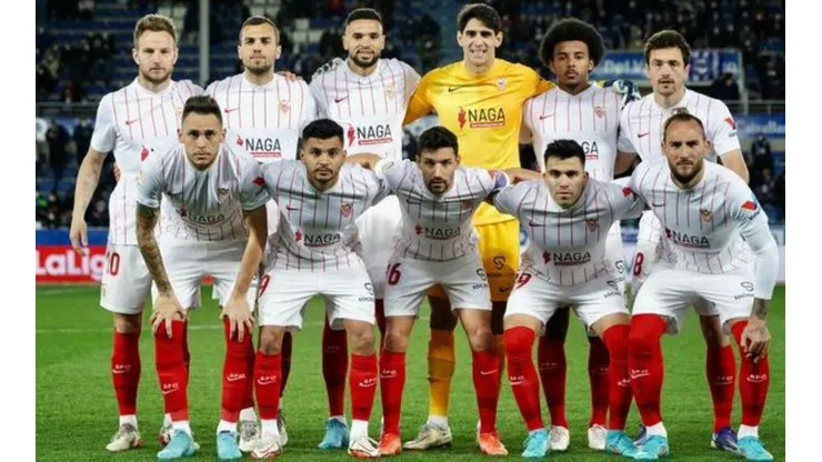 Jesús el Tecatito Corona en el equipo titular del Sevilla.