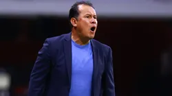 Juan Reynoso da la cara tras la caída.