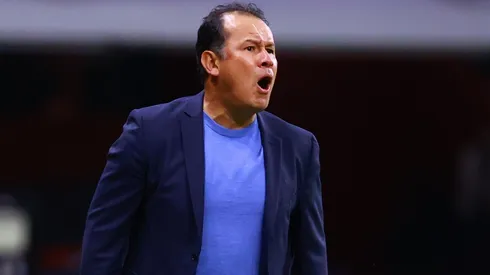 Juan Reynoso da la cara tras la caída.