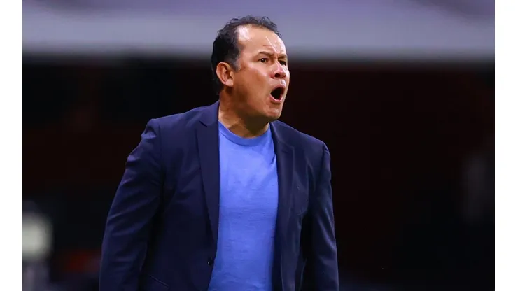 Juan Reynoso da la cara tras la caída.