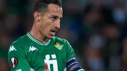 Betis quiere renovarle a Guardado.