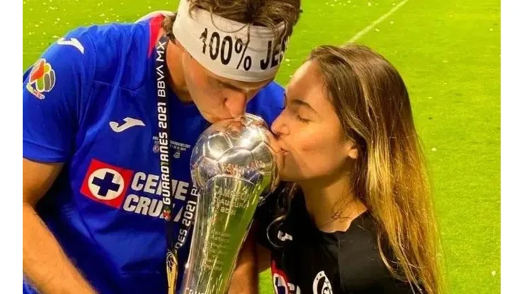 Fer Serrano, no pudo contener su alegría por los tantos de Santiago Giménez en el Cruz Azul vs. Toluca.