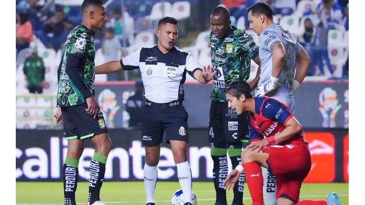 Fernando Guerrero no pitó el penalti cometido sobre Ángel Zaldívar.
