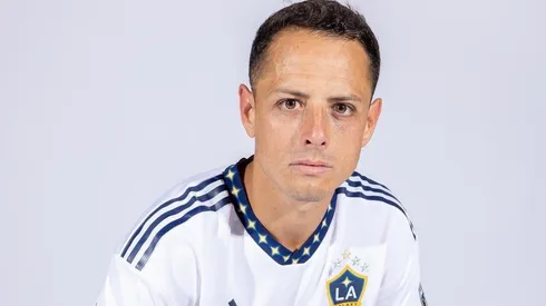 Chicharito presenta playera de La Galaxy para el 2022.