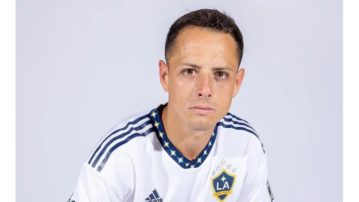 Chicharito presenta playera de La Galaxy para el 2022.