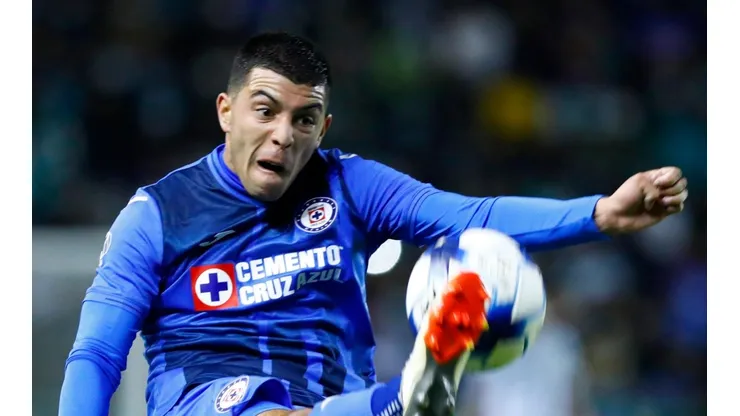Erik Lira, uno de los jugadores que posee Cruz Azul para afrontar el duelo ante Forge (Foto: Imago).