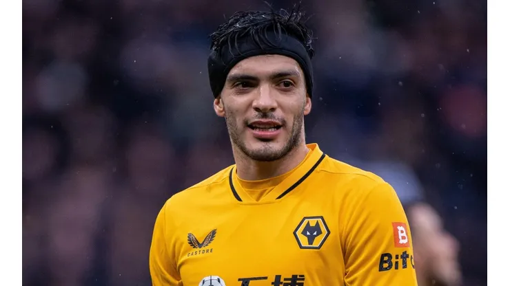 Raúl, muy presionado por marcar con Wolves