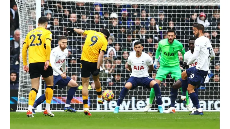 Video: golazo de volea de Raúl en victoria ante Spurs