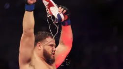 Trendo KO de Tuvaisa a Derrick.