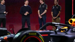 Christian Horner con Max Verstappen y Checo Pérez en la presentación del RB18.