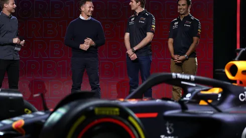Christian Horner con Max Verstappen y Checo Pérez en la presentación del RB18.
