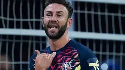 Miguel Layún expulsado de camino al vestidor en el estadio Azteca.