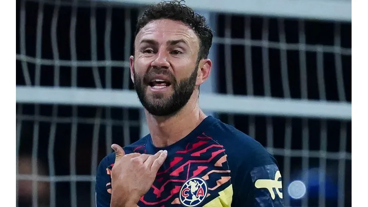 Miguel Layún expulsado de camino al vestidor en el estadio Azteca.
