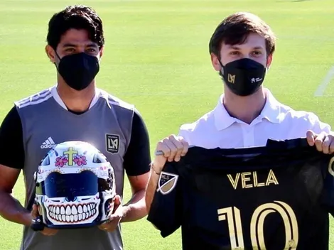 Piloto de NASCAR es gran fan de Carlos Vela y le da un regalo