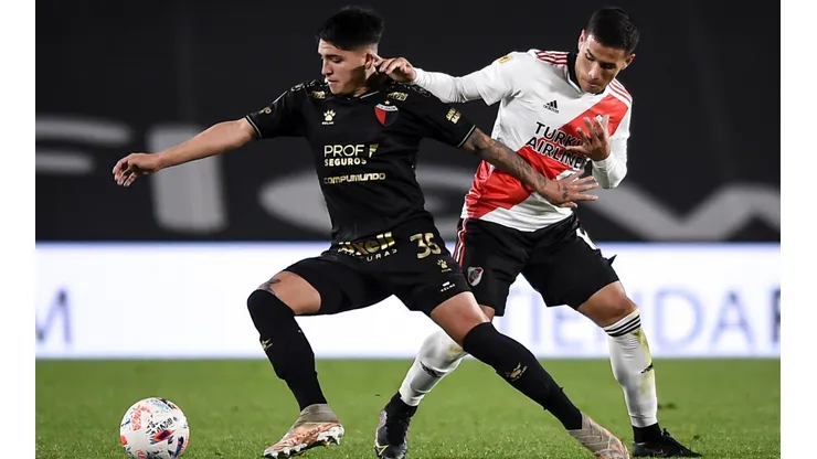 Facundo Farías en un partido de Colón contra River Plate