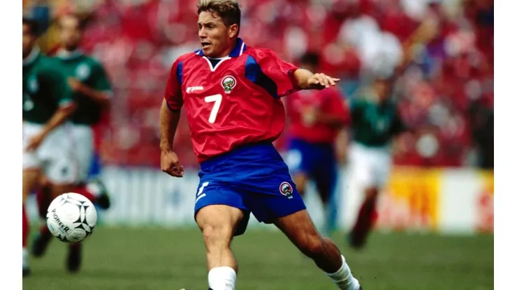Rolando Fonseca en la eliminatoria mundialista hacia Corea-Japón 2002.