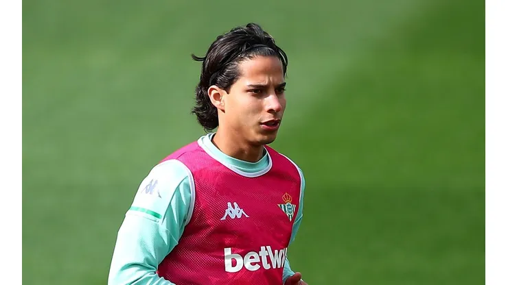 El futuro de Diego Lainez está cerca de definirse.