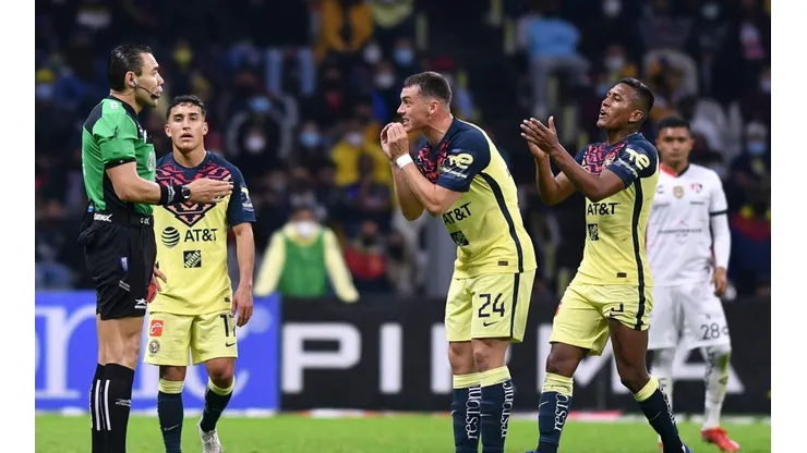 Viñas se fue expulsado a poco de entrar al campo