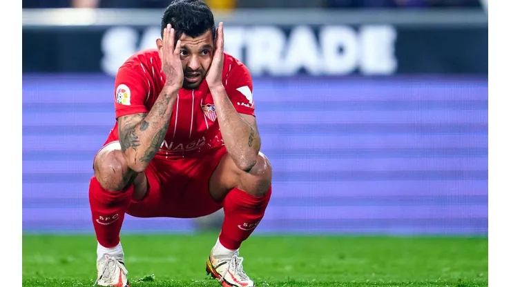 El Tecatito Corona tuvo una buena oportunidad para su primer gol con Sevilla.