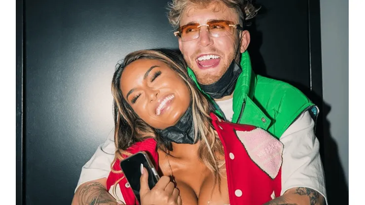 Jake Paul publicó una foto de cumpleaños junto a su novia, al borde de la censura