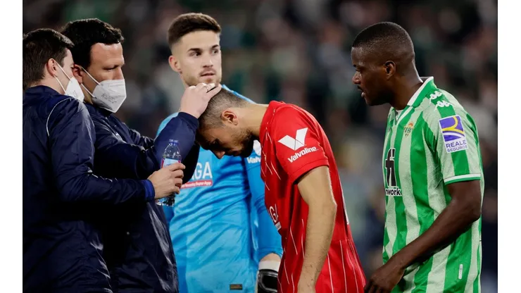Atención a Joan Jordan tras la agresión en el estadio Benito Villamarín.