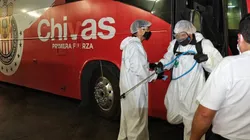 Chivas viajó en autobús a Pachuca para evitar contagios en el aeropuerto