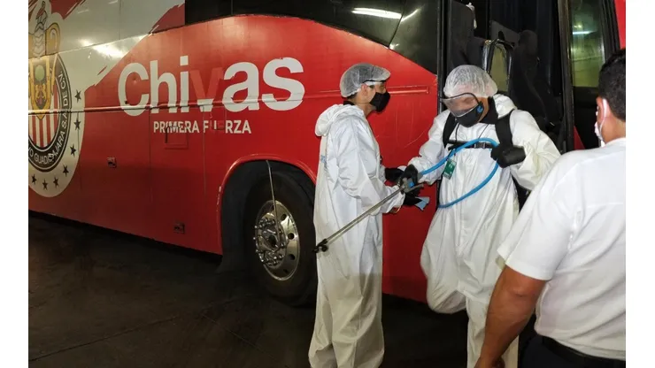 Chivas viajó en autobús a Pachuca para evitar contagios en el aeropuerto