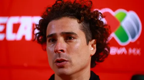 Francisco Guillermo Ochoa hizo la colecta de zapatos entre sus compañeros.